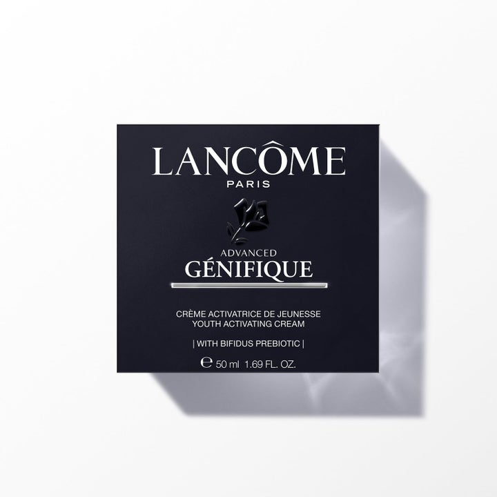 Lancôme Génifique Glow-Up 50 ml lystergivande ansiktskräm i svart ytterförpackning med silverdetaljer.