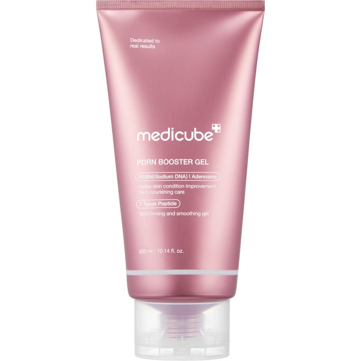 Medicube PDRN Booster Gel 300 ml utslätande ansiktsgel som ger näring i en metallisk rosa tub med genomskinligt lock.