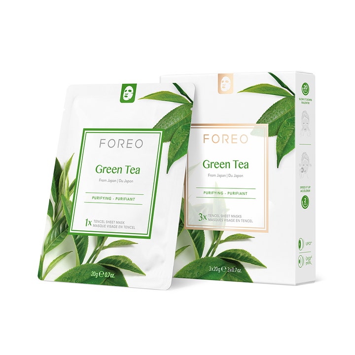 FOREO Green Tea 3x20g renande grönt te ansiktsmask i vit förpackning dekorerad med fräscha gröna teblad.