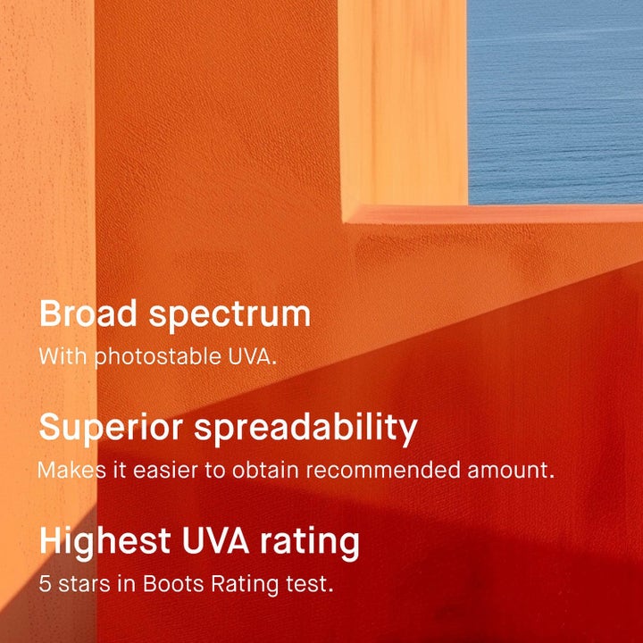 EVY Technology Sunscreen Mousse SPF50 Duo med högsta UVA-skydd visas mot en orange texturerad bakgrund