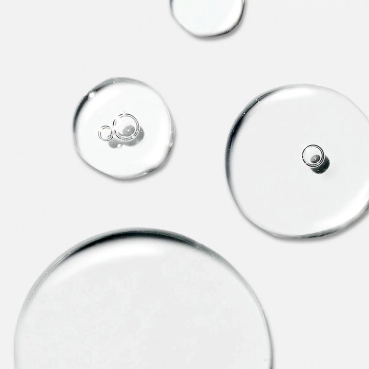 Dermalogica Circular Hydration Serum 10 ml återfuktande serum med en klar konsistens i form av genomskinliga droppar.
