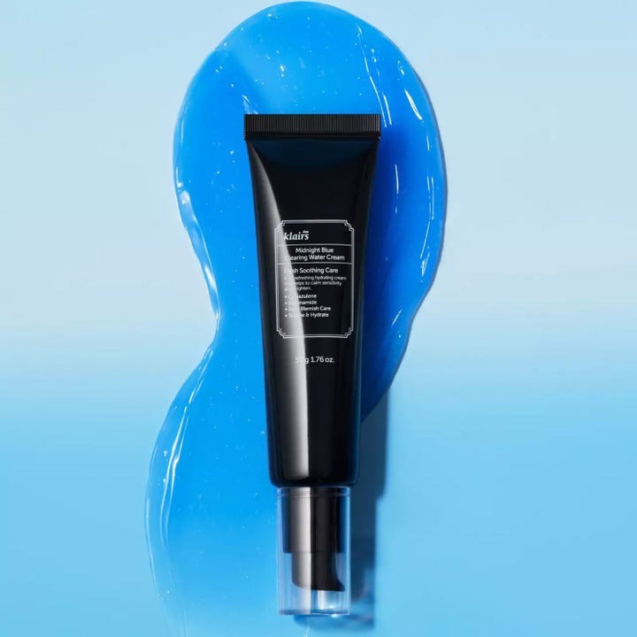 Klairs Midnight Blue Clearing Water Cream 50 g lugnande ansiktskräm i svart tub mot en svepande blå geltextur