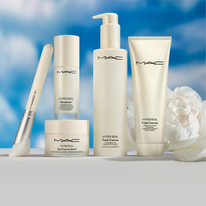 MAC Cosmetics Hyper Real Fresh Canvas Cleanser 125 ml MAC skumrengöring i krämvit tub med vit blomma mot blå himmel.