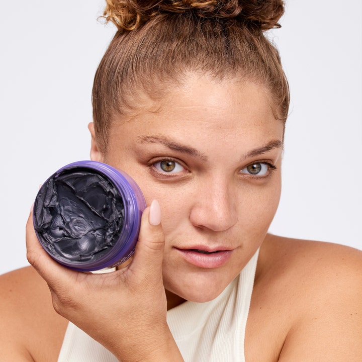 Clinique Take The Day Off Charcoal Cleansing Balm 125 ml rengöringsbalsam med synlig mörk koltextur i lila burk