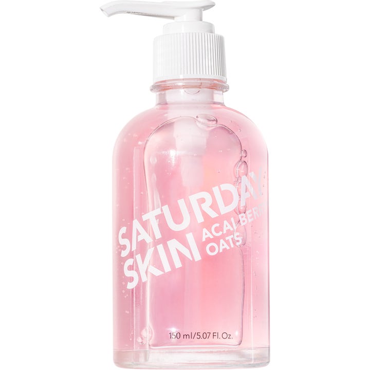 Saturday Skin Acai Berry Oats 150 ml rengörande ansiktstvätt med rosa gel i genomskinlig flaska med vit pump.