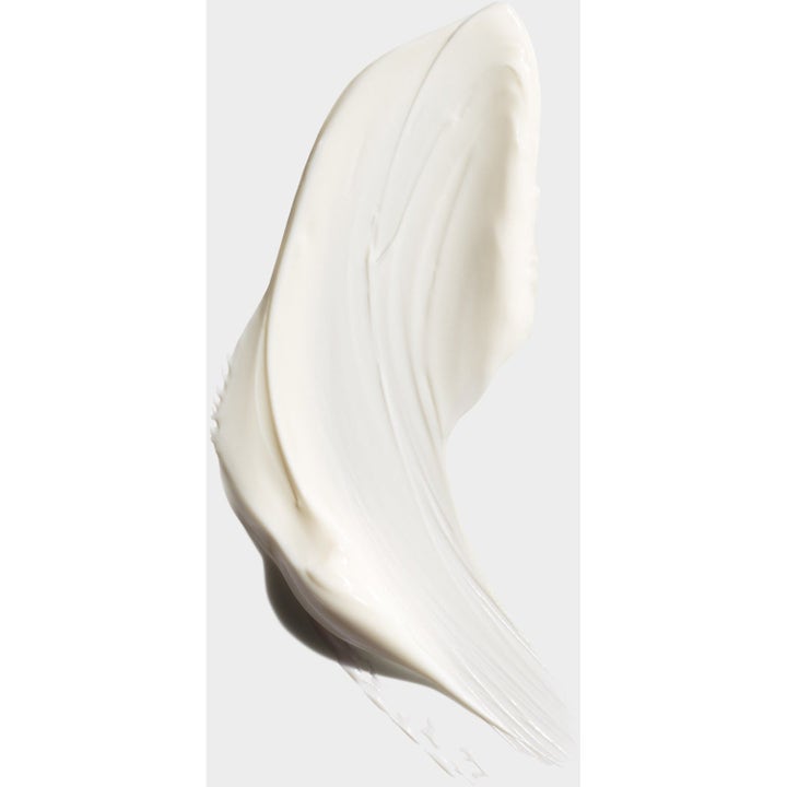 Clinique All-Day Defense 100 ml solskydd ger mjuk hy med en krämig och fyllig vit konsistens som skyddar.