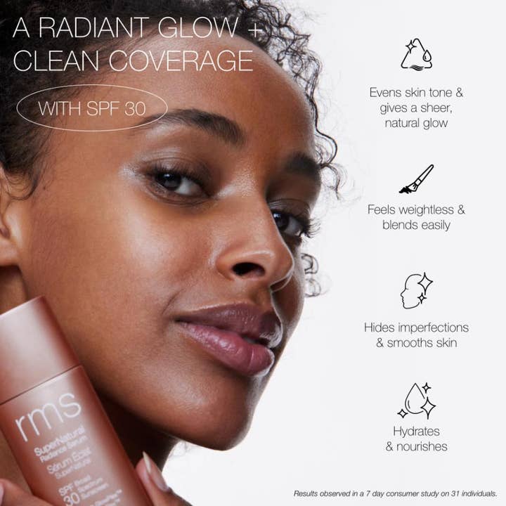 RMS Beauty SuperNatural Tinted Serum Rich Aura 30 ml solskydds serum ger lyster och jämnar ut ojämn hudton på modell.