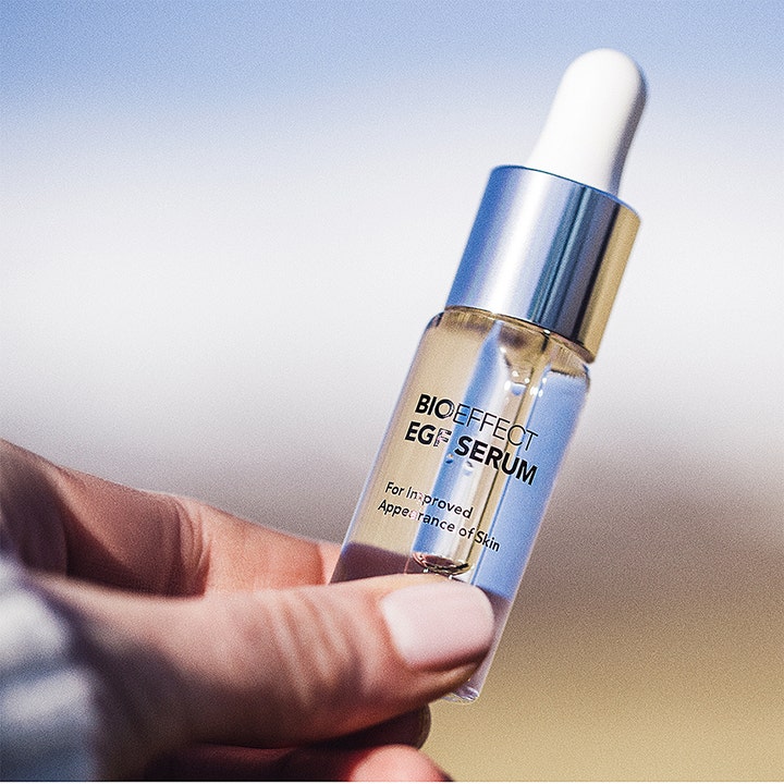 Bioeffect EGF Serum 15 ml anti-age serum från Island för EGF hudföryngring i en liten glasflaska som hålls i en hand.