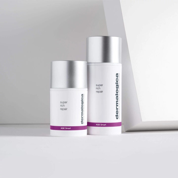Dermalogica AGE smart Super Rich Repair 50 ml anti-aging ansiktskräm i vita cylindriska flaskor med silverlock.
