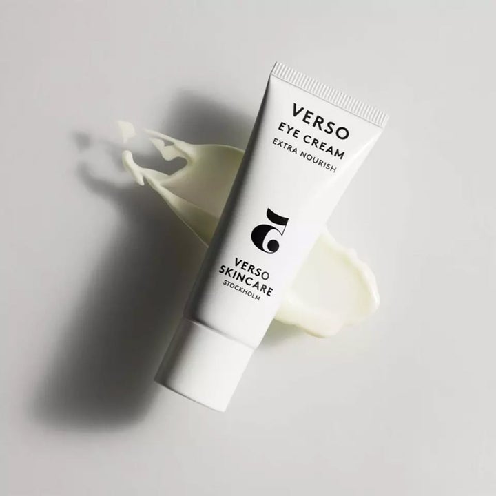 Verso N°5 Eye Cream 15 ml närande ögonkräm i vit tub placerad på en krämig ljus textur