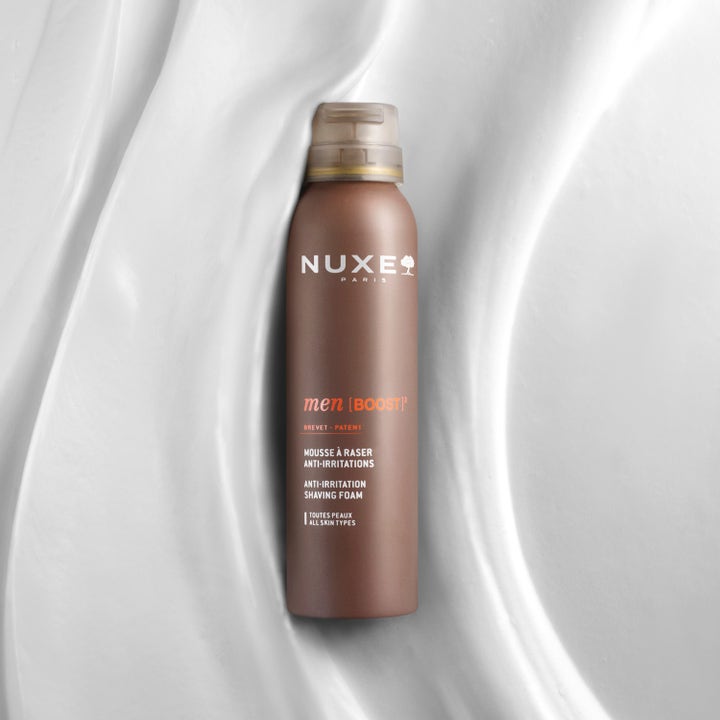 Nuxe Men Shaving Foam 150 ml motverkar irritation i brun flaska på en bädd av krämigt raklödder