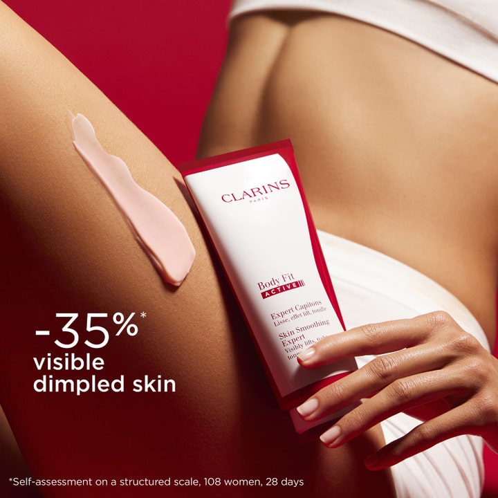 Clarins Body Fit Active 200 ml hudslätning mot celluliter visas som krämig textur på ett lår.