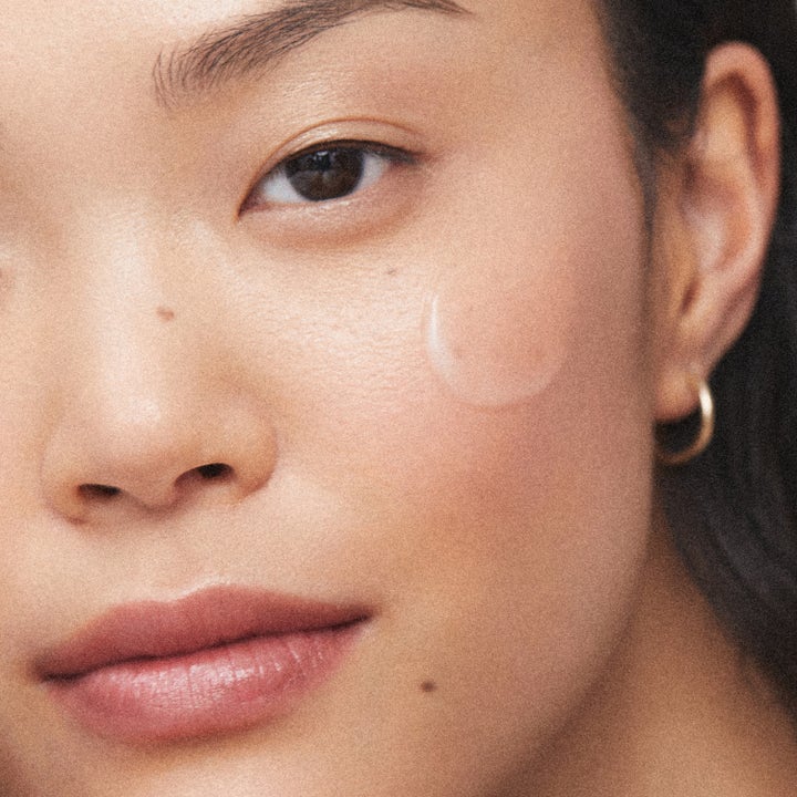 KORA Organics Milky Mushroom Ultra Hydrating Mask 30 ml ger fuktboost med genomskinlig textur på huden.