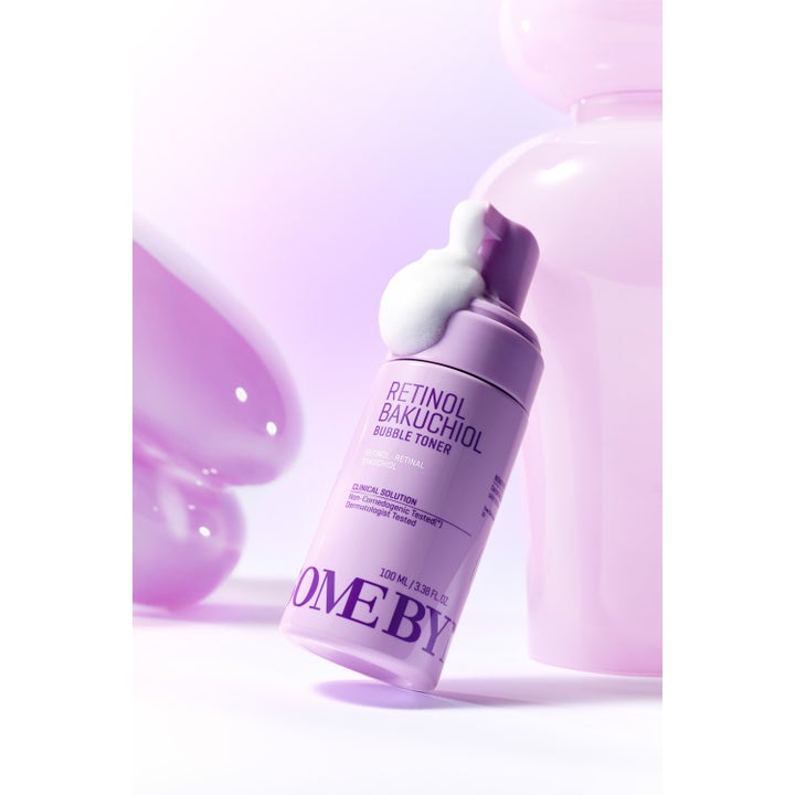 Some By Mi Retinol Bakuchiol Bubble Toner 100 ml lila pumpflaska med vitt fluffigt skum som ger huden lyster.