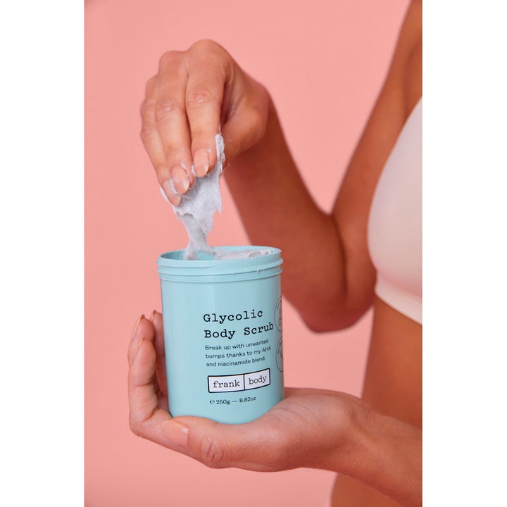 Frank Body Glycolic Body Scrub 250 g AHA kroppsskrubb i ljusblå burk med krämig grå textur.