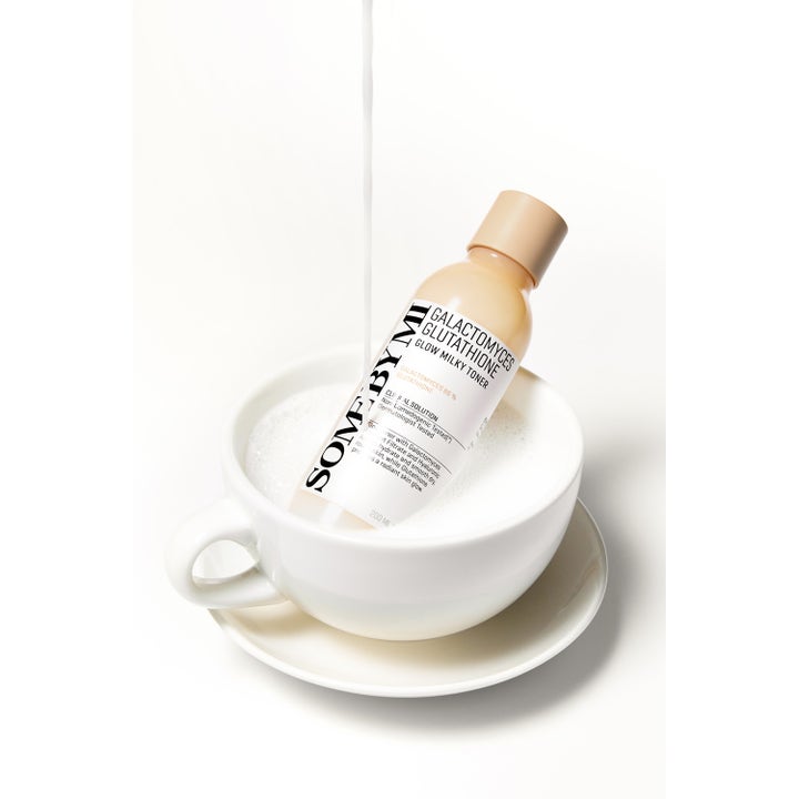 Some By Mi Galactomyces Glutathione Glow Milky Toner 200 ml i en vit kopp fylld med skummande mjölkig vätska