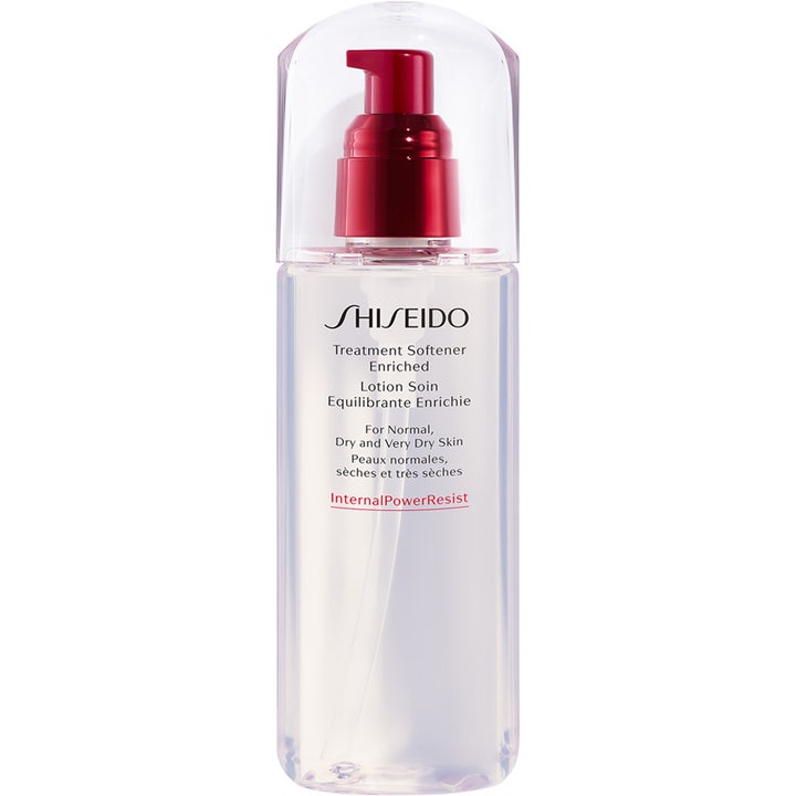 Shiseido Treatment Softener Enriched återfuktande ansiktslotion i transparent flaska med röd pump och klart lock.