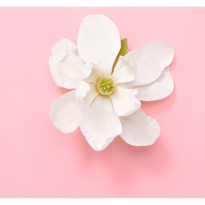 Gucci Flora Gorgeous Jasmine 30 ml damparfym ger en blommig jasmin doft i turkos flaska bland blommor och flaskor