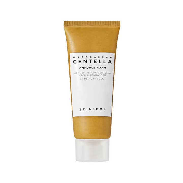 SKIN1004 Madagascar Centella Ampoule Foam 20 ml lugnande ansiktsrengöring i en senapsgul tub med vitt lock