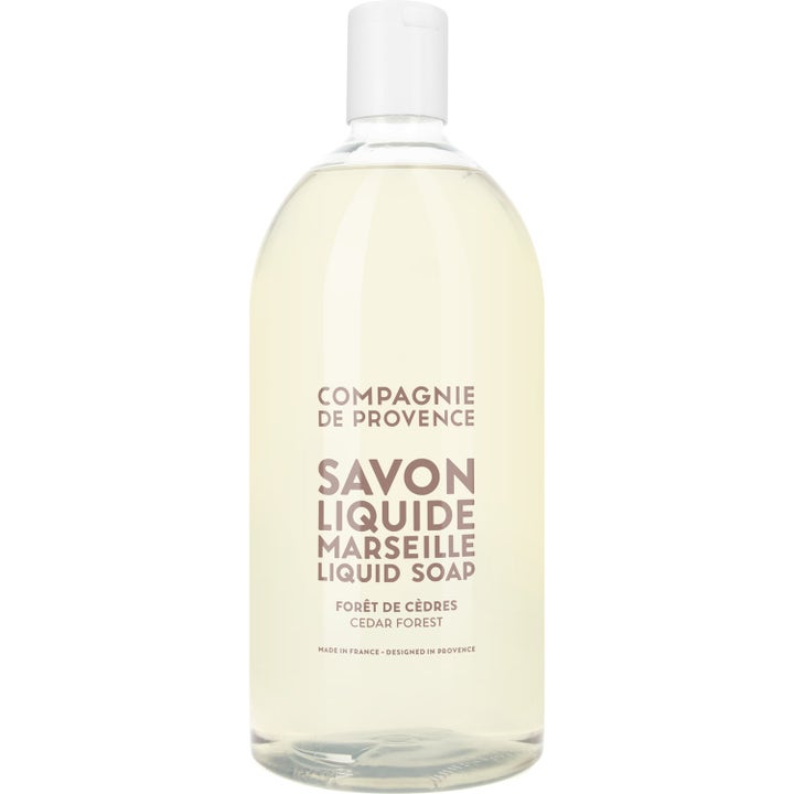 Compagnie de Provence Savon Liquide Marseille Cedar Forest rengörande flytande tvål i en klar flaska med vit skruvkork