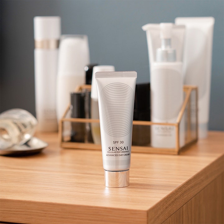 Sensai Cellular Performance Advanced Day Cream SPF30 50 ml dagkräm i vit tub med silverlock