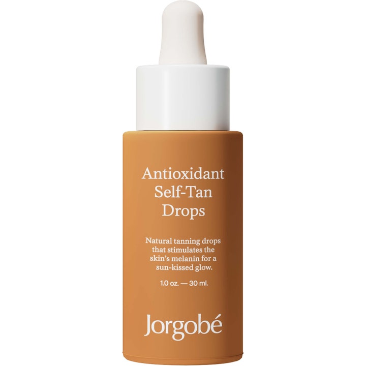 Jorgobé Antioxidant Self-Tan Drops 30 ml ger solkysst lyster i en matt bärnstensfärgad flaska med vit pipettkork