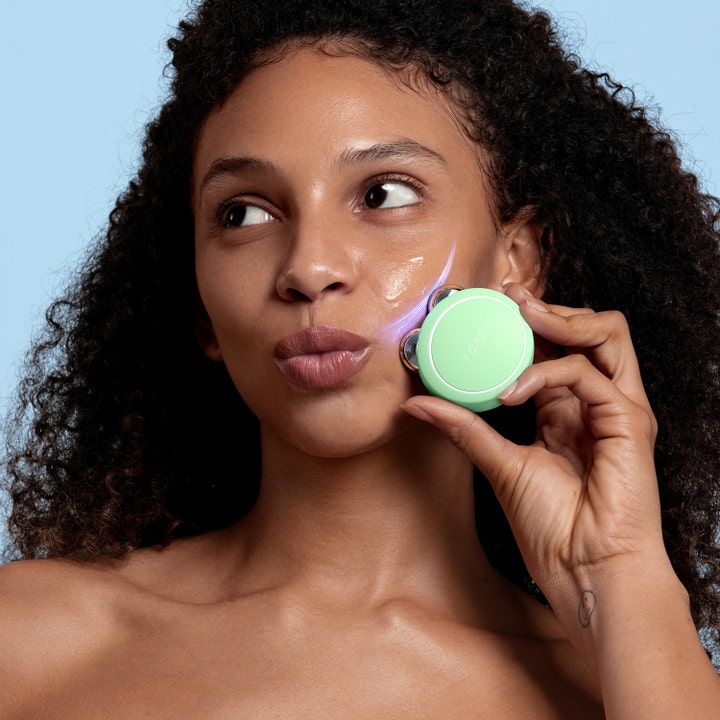 FOREO BEAR 2 go Pistachio 1 st ansiktslyft apparat utan kirurgi ger fasthet med mikroström på en kvinnas kind