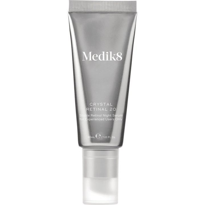 Medik8 Crystal Retinal 20 30 ml avancerat nattserum för antiaging i en stilren silvrig tub med praktisk pump.