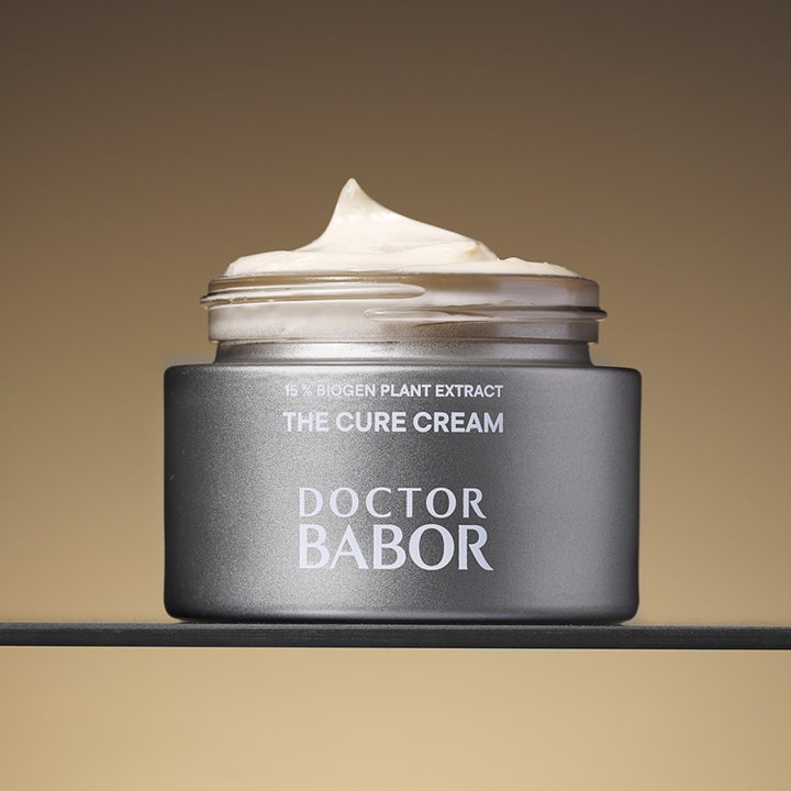 Babor DOC The Cure Cream 50 ml närbild på krämig textur med text om 15% Biogen Plant Extract för hudföryngring.