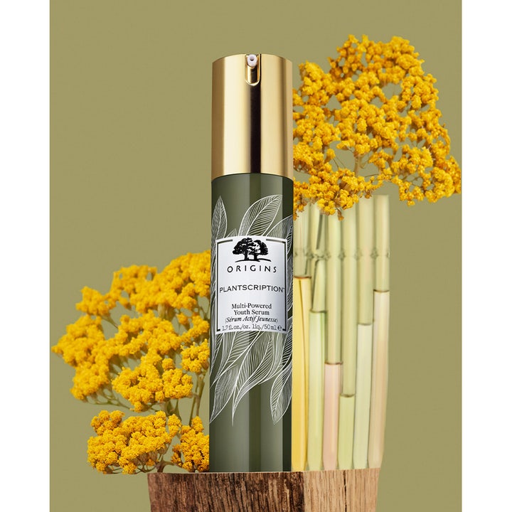 Origins Plantscription Multi-Powered Youth Serum 30 ml anti-aging serum minskar rynkor i grön flaska med gula blommor.