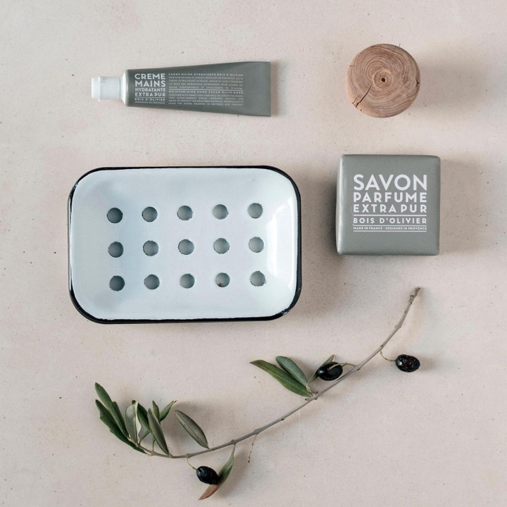 Compagnie de Provence Cube Of Marseille Soap Olive 400 g återfuktande oliv tvål i kubform med handkräm och emaljerad tvålkopp