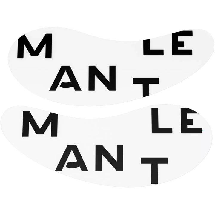 MANTLE The Eye Patch återanvändbara eye patches som ger lyster visar två vita patches med svart logotyp.