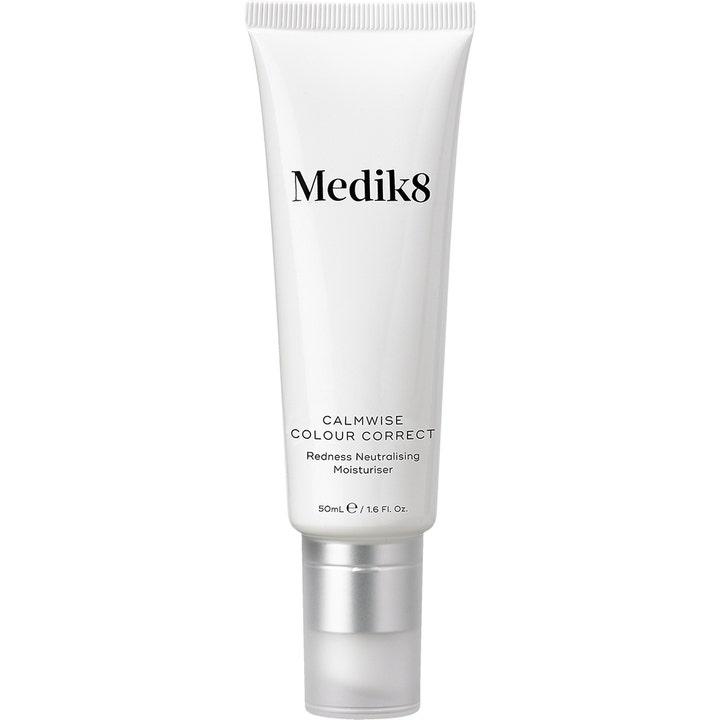 Medik8 Calmwise Colour Correct 50ml rodnadsneutraliserare ger färgkorrigering i en vit tub med silverfärgat lock.