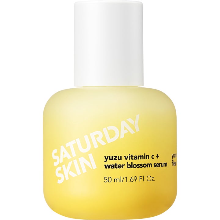 Saturday Skin Yuzu Vitamin C + Water Blossom Serum 50 ml lystergivande ansiktsserum i gul frostad flaska med vitt lock