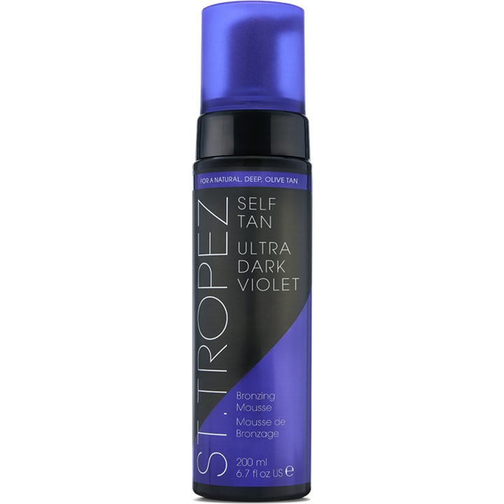 St Tropez Self Tan Ultra Dark Violet Bronzing Mousse 200 ml ger en djup brun ton i svart flaska med lila detaljer.
