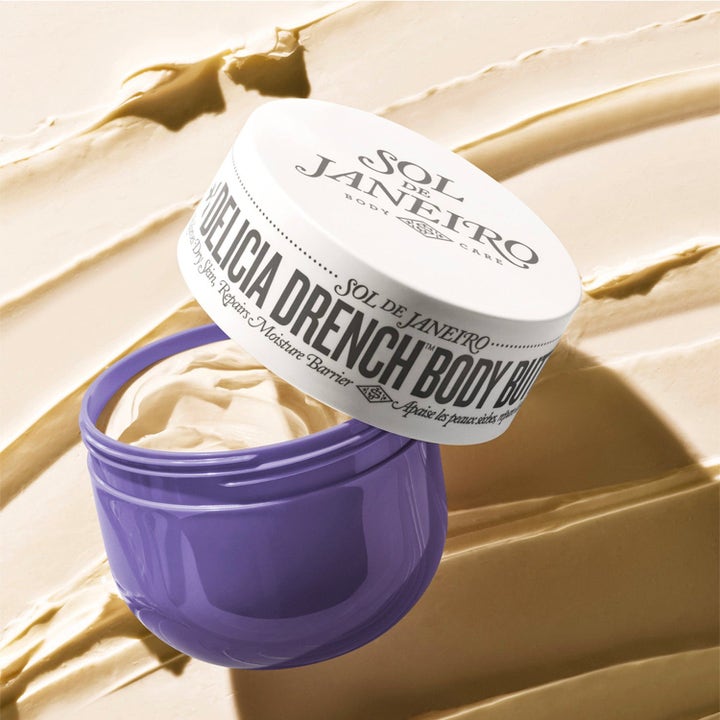 Sol de Janeiro Delicia Drench Body Butter 240 ml återfuktande brasiliansk fuktkräm kropp i lila burk med krämig textur.