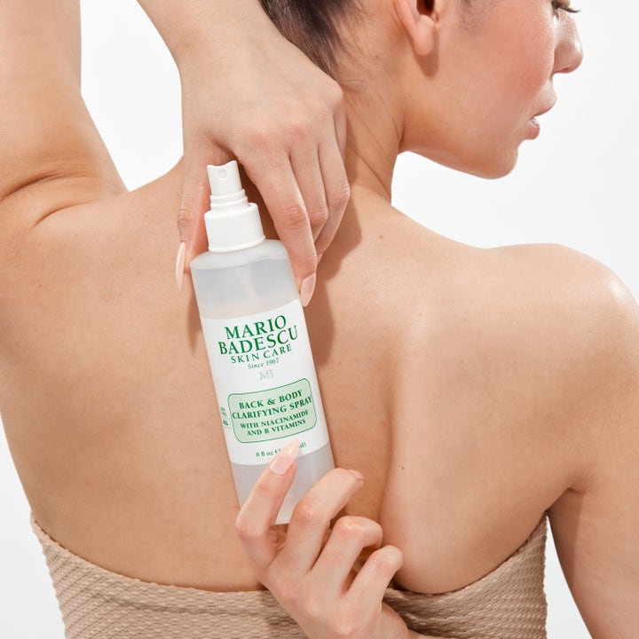 Mario Badescu Back And Body Clarifying Spray 236 ml kroppsvård med niacinamid som appliceras på ryggen