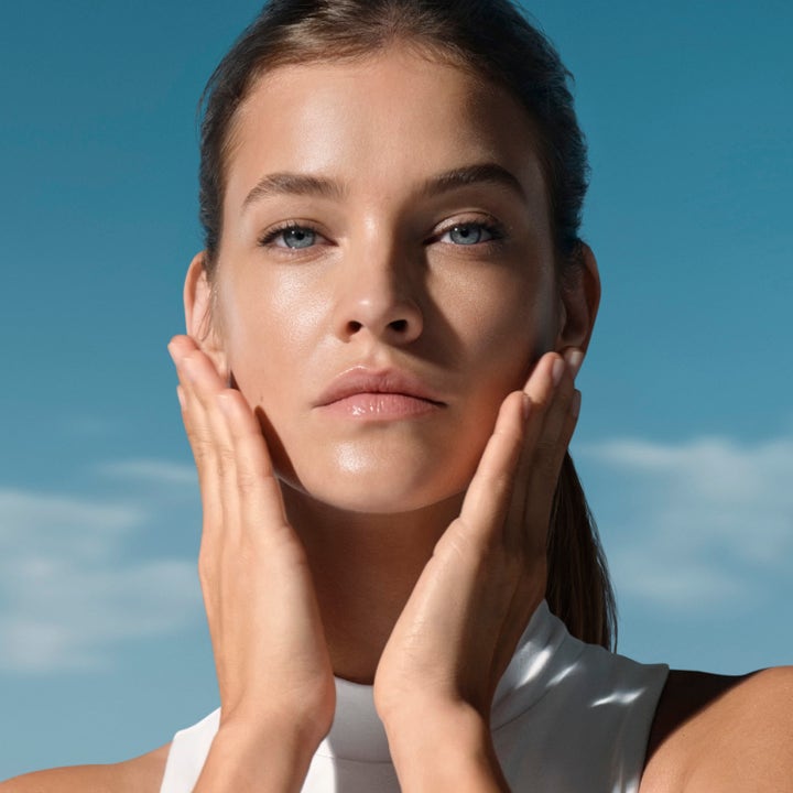 Biotherm Aquasource+ Electrolyte Dewy Gel 30 ml återfuktande ansiktskräm ger lyster åt modell mot blå himmel