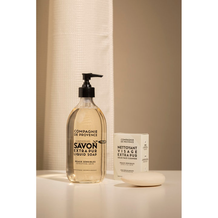 Compagnie de Provence Liquid Marseille Soap 495 ml känslig tvål i glasflaska bredvid fast ansiktstvål