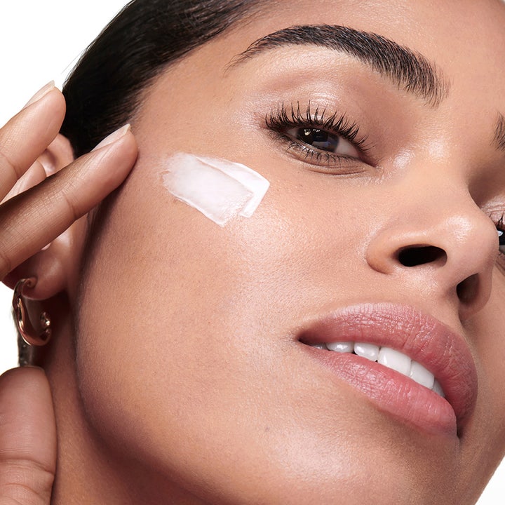 Shiseido Essential Energy Hydrating Cream 50 ml ansiktskräm för djup återfuktning som appliceras på en kvinnas kind