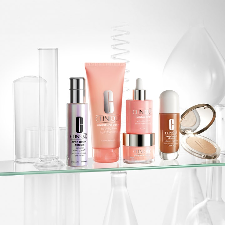 Clinique Moisture Surge Body Hydrator 200 ml aloe kroppskräm för torr hud i rosa tub bland labbmiljö.