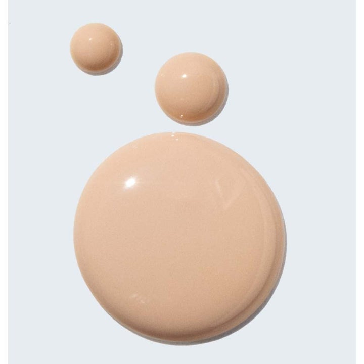 Murad Spot Corrector 80 ml mot pigmentfläckar visar en krämig ljusbeige textur i runda droppar med salicylsyra.