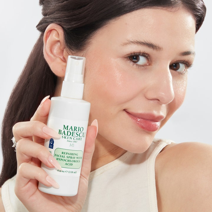 Mario Badescu Repairing Facial Spray 118 ml lugnande face mist med hypoklorsyra hudvård hålls av en kvinna
