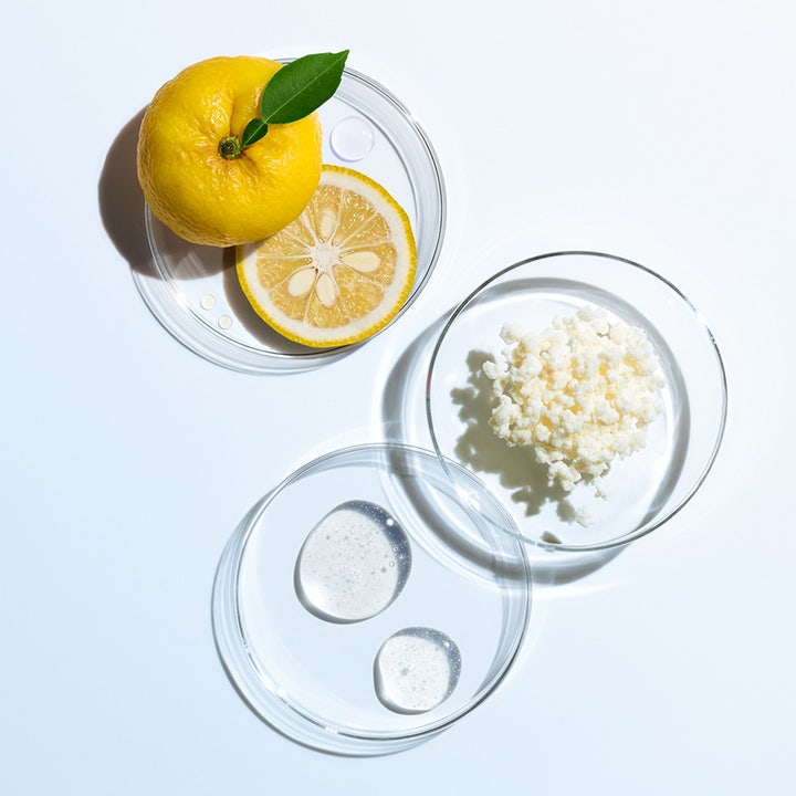 Shiseido Eudermine Activating Essence 150 ml aktiverande återfuktande essence med yuzu och klar textur i petriskålar