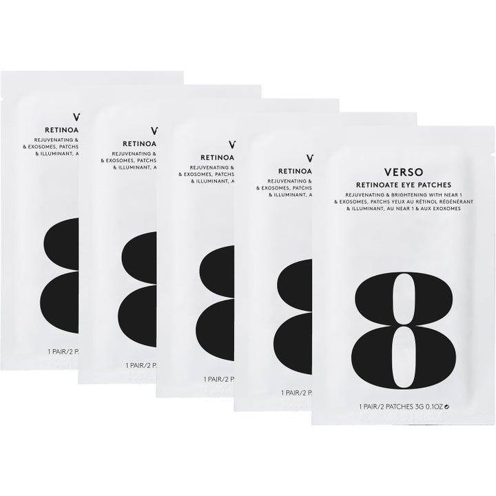 Verso Retinoate Eye Patches 4 par föryngrande ögonmasker med retinol i vita kuvert med stilren svart grafik.