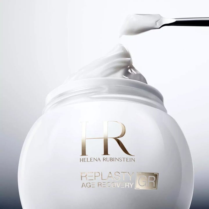Helena Rubinstein Rep Age Recovery Day 50 ml dagkräm i vit glasburk med krämig vit textur på en spatel.
