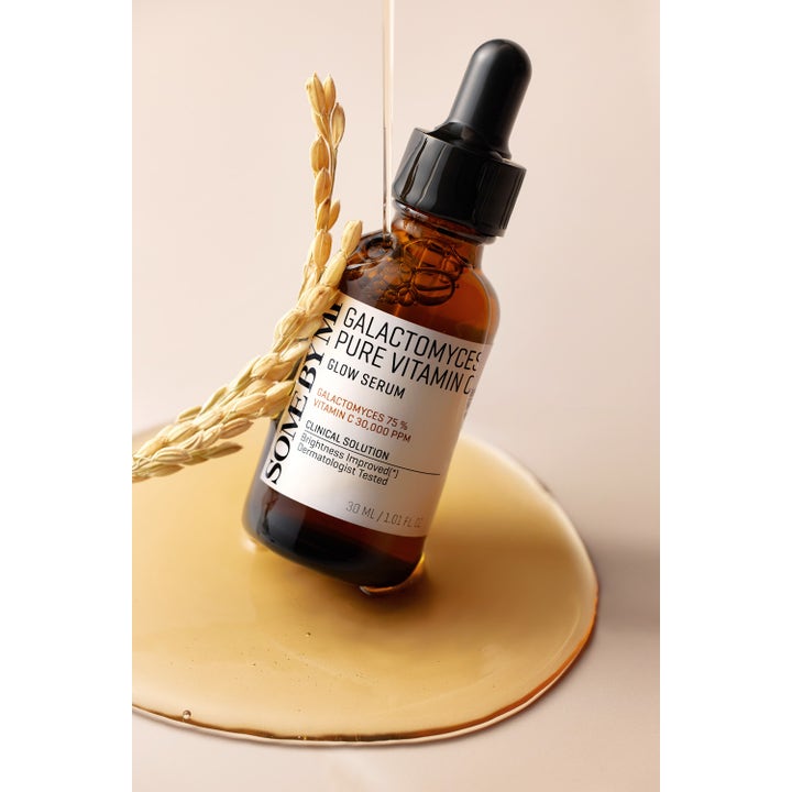 Some By Mi Galactomyces Pure Vitamin C Glow Serum 30 ml lystergivande galaktomyces i brun flaska med sädax i gyllene vätska.