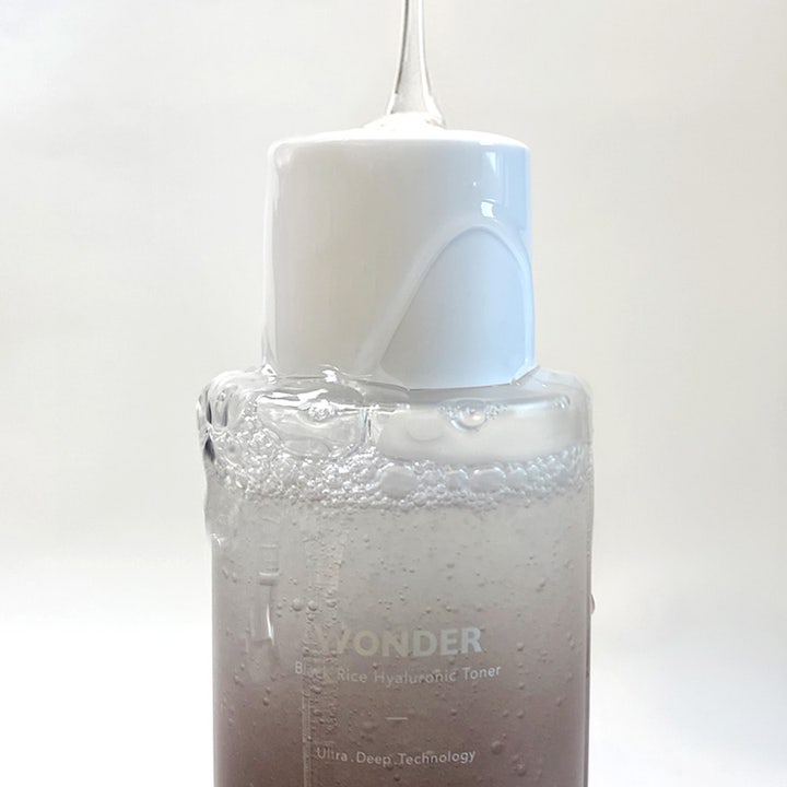 haruharu wonder Black Rice Hyaluronic Toner 300 ml återfuktande ansiktsvatten med bubblig konsistens och vit kork