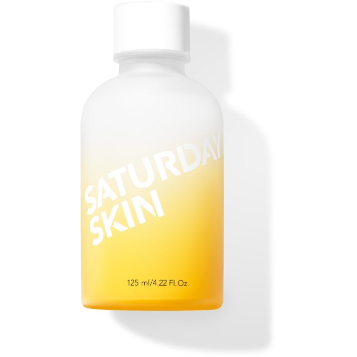 Saturday Skin lystergivande ansiktsvatten 125 ml i en frostad flaska med gulvit gradient och vitt skruvlock.