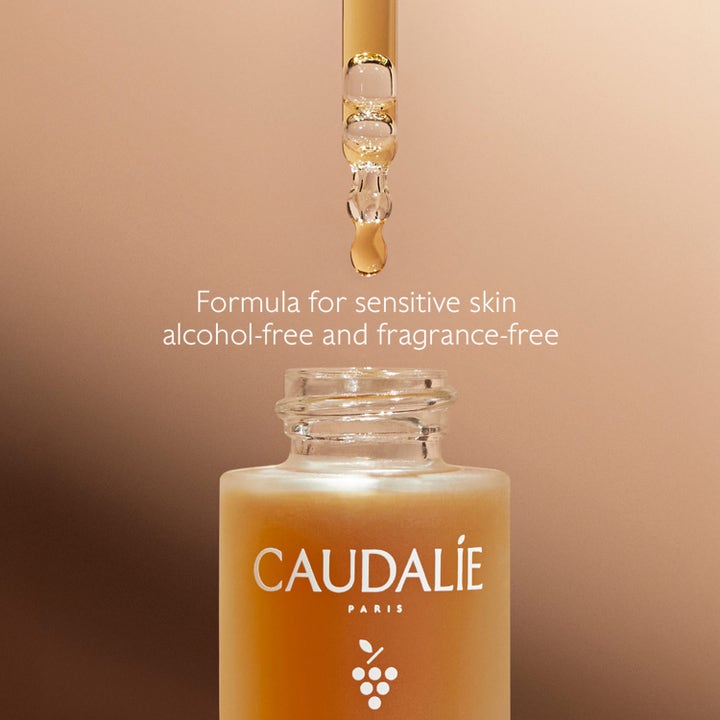 Caudalie Self-Tan Sun Drops 15 ml alkoholfria tanning drops för känslig hy visar en gyllene droppe från en pipett